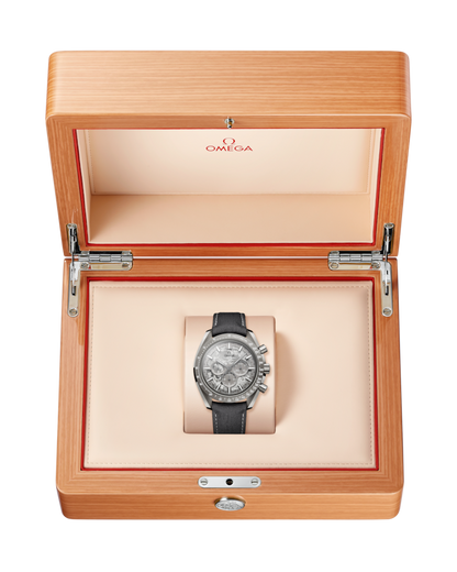 Speedmaster Dark Side of the Moon 44.25 mm, grey ceramic on coated nylon fabric strap